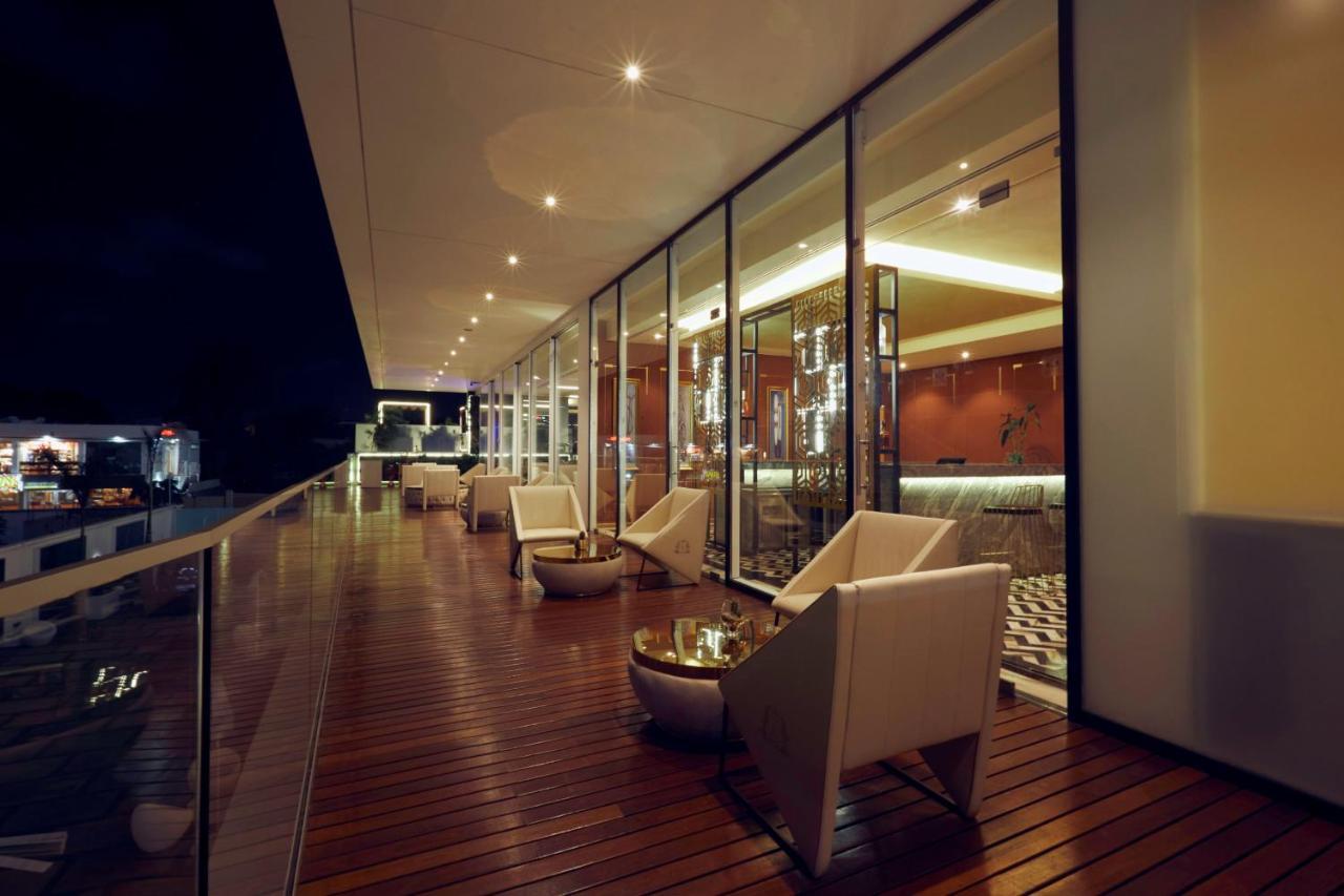 Number One Oxford Street Hotel & Suites Accra Exterior photo