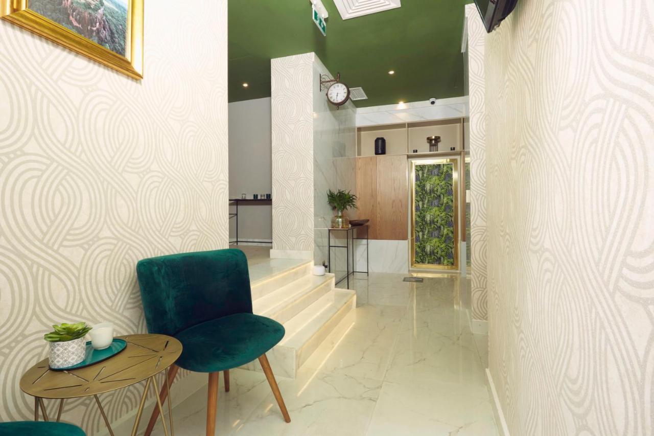 Number One Oxford Street Hotel & Suites Accra Exterior photo