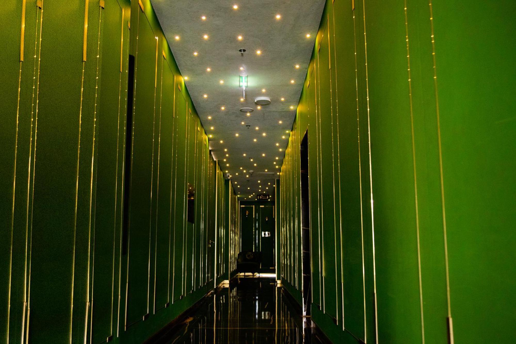 Number One Oxford Street Hotel & Suites Accra Exterior photo